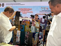 Menteri IMIPAS Agus Andianto Borong Kain Batik Buatan Warga Binaan Lapas Cipinang