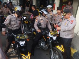 Kapolres Pasuruan Pimpin Pemasangan Umbul-umbul dan Bendera Merah Putih