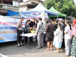 Gerakan Pangan Murah, Polresta Denpasar Gelar Bazar di Terminal Tegal