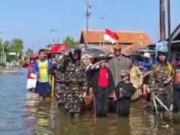 Merdeka di Tengah Kepungan Banjir Rob, Warga Desa Blendung Tetap Kibarkan Bendera Merah Putih