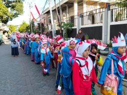 SDN Tanah Kali Kedinding V Gelar Jalan Sehat & Undian Berhadiah Sambut HUT RI ke-80