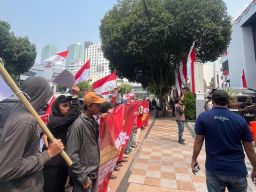 Puluhan Massa Geruduk Bank Jatim, JAKDI Desak Kejaksaan Periksa Adhy Karyono dan Prof. Mas’ud