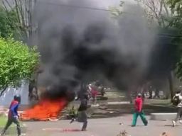 Aksi Massa di Kota Pekalongan Ricuh Rusak Kantor Setda dan Bakar Kursi di DPRD