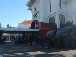 Menjelang Aksi ‘Bubarkan DPR’, Puluhan Aparat Amankan Gedung DPRD Surabaya