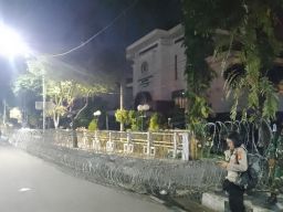 Ratusan Massa Aksi Rencanakan Geruduk DPRD Surabaya, Aparat Pasang Kawat Berduri