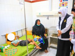 Terjun ke Sumenep Khofifah Jenguk Anak Penderita Campak dan Vaksinasi MR