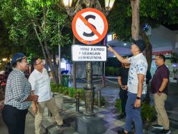 Parkir Tepi Jalan di Tunjungan Resmi Ditiadakan, Empat Orang Diduga Jukir Liar Diamankan