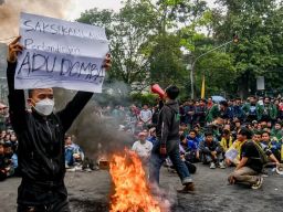 Tembakan Gas Air Mata Dipicu Serangan Bom Molotov