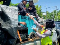 Pemberian Bunga dan Air Mineral, Warnai Aksi Demokrasi Massa di Pemalang