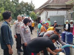 Polres Pasuruan dan PMII Salurkan 6.000 Liter Air Bersih ke Desa Karangjati Lumbang