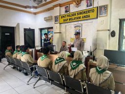 Hizbul Wathan SMK MUDISA “Geruduk” Polsek Simokerto, Belajar Langsung Rahasia Tugas Polisi!