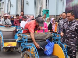 Lanal Tegal Gelar Bakti Sosial Pembagian Sembako dan Nasi Kotak Sambut HUT ke-80 TNI
