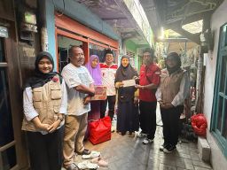 Baguna PDI-P Surabaya Salurkan Bantuan dan Dorong Program Rutilahu bagi Warga Terdampak