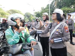 Rayakan HUT ke-77, Polwan Polda Jatim Gatur Lalin Sambil Berbagi Hadiah ke Pengendara