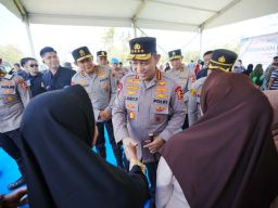 Kapolri Berikan Bansos dan Salurkan Bahan Pangan Murah di Semarang
