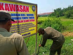 Deretan Kios Pedagang Berdiri di Sepanjang Bahu Jalan Satpol PP Pasang Papan Larangan Berjualan