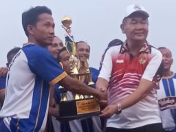 Ketua Ikmal Jaya Pemalang Serahkan Trophy Juara Turnamen Sepak Bola Legend Ku 45