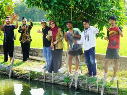 Humble Itu Nyata, Senator Lia Terlihat Cozy Mancing Bareng Warga Nganjuk