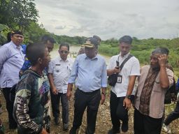 Masyarakat Ampel Keluhkan Abrasi Sungai Cimanuk, Eman Siapkan Rehab dan Relokasi