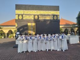 Regu Putri Sapu Bersih Juara Lomba Manasik Haji dan Umrah Milad ke-113 Muhammadiyah Surabaya