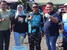 Memperingati HUT TNI Ke-80, LANAL Tegal Gelar Penanaman Cemara Laut dan Bakti Sosial