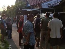 Apes, Gagal Mencuri Seorang Pria Terjebak di Dalam Mobil