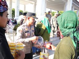 Aksi Damai Alumni Ponpes di Situbondo Berlangsung Sejuk, Polisi Turut Berbagi Roti dan Air