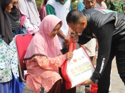 Polres Kediri dan Komunitas DBK Jelajah Desa, Sambil Berbagi untuk Warga