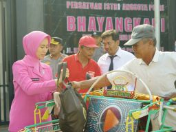 Gelar Baksos, Polisi dan Mahasiswa Sasar Abang Becak