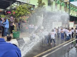 Serunya Anak TK Bermain Air Hujan Buatan Bareng Petugas Damkar