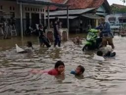 Ganasnya Banjir Rob di Ulujami Pemalang, Terjang Fasilitas Umum hingga Sepeda Motor Korosi