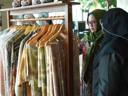 Wyndham Surabaya Angkat Ecoprint Batik Heritage, Rayakan Hari Batik Nasional dengan Cara Berkelanjut