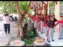 Meski Halaman Becek, Guru dan Siswa SDN 112 Metatu Gresik Tetap Semangat Gelar Senam Sehat