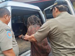 Diduga Alami Gangguan Jiwa, Seorang Pria Kepergok Akan Bawa Motor Warga