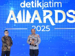 DetikJatim Awards 2025 Kapolda Jatim Terima Penghargaan Penggerak Pangan