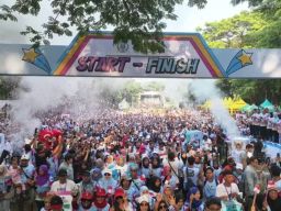 Wali Kota Kediri dan Wakil Ketua DPRD Jatim Lepas Ribuan Peserta 'Mlaku Bareng'