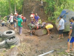 Serda Candra Dampingi Warga Bangun Jembatan Gantung dari Bambu