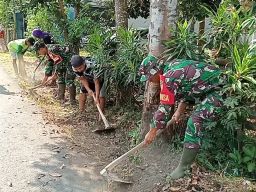 Kerja Bakti Babinsa Tanjungsari dan Warga Wujudkan Lingkungan Bersih Di Josenan