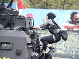 HUT Brimob ke 80 Polwan Polda Jatim Tampilkan Srikandi Challenge Penuh Adrenalin