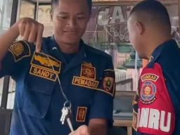 Saat Kunci Rumah Warga Tertinggal di Dalam, Damkar Jadi Solusi