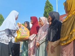 Peringati Hari Guru Nasional SMP Negeri 6 Pemalang Gelar Bakti Sosial