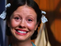 Pearl (2022): Ketika Kesepian Menjadi Jalan Menuju Kegilaan