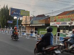 Pastikan Keamanan Pengendara Jalur Proyek Citywalk, Dishub Pemalang Pasang Barikade