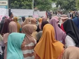 Diduga Gelapkan Dana Desa dan Pelanggaran Norma, Sekdes di Pemalang Digeruduk Ratusan Massa