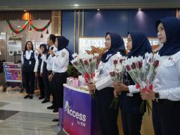 Peringati Hari Ibu, KAI Daop 8 Surabaya Bagikan Bunga dan Souvenir kepada Penumpang