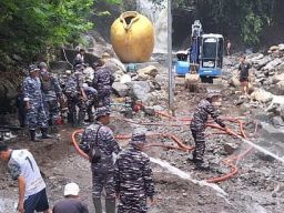 Gerak Cepat Lanal Tegal Bantu Penanggulan Bencana di Kawasan Wisata Guci