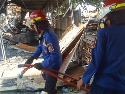 Dua Hari Pasca Kebakaran, Sejumlah Titik Api Masih Terlihat Damkar Lakukan Pemadaman