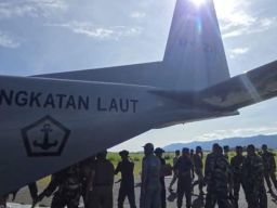 TNI AL Salurkan Bantuan Logistik Melalui Udara untuk Korban Bencana di Takengon, Aceh