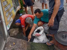 Keterbatasan Drainase, Warga Tanah Kali Kedinding Jaga Lingkungan dengan Gotong Royong