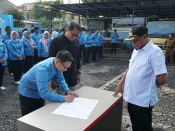 Tingkatkan Kualitas Kebersihan, DLH Majalengka Terima Bantuan Truk Sampah